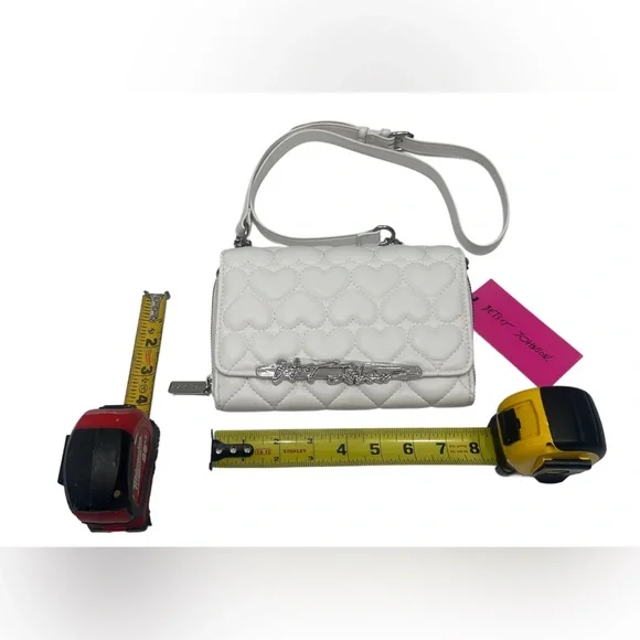 Betsey Johnson Landon Quilted Heart Crossbody W Chain Strap White NWT - Picture 2 of 4